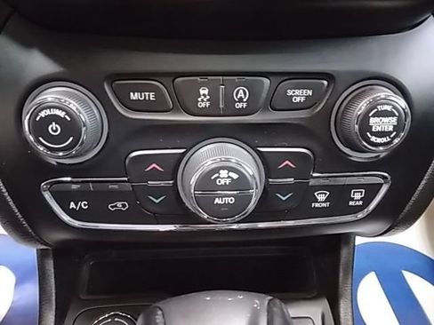 Used 2021 Jeep Cherokee Limited AWD/4WD image 21