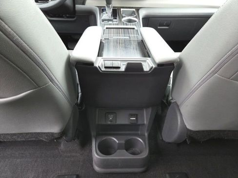 Used 2021 Toyota Sienna Limited image 27