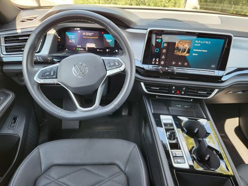 Used 2024 Volkswagen Atlas Cross Sport SE image 9