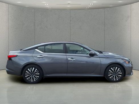 Used 2024 Nissan Altima 2.5 SV FWD image 6