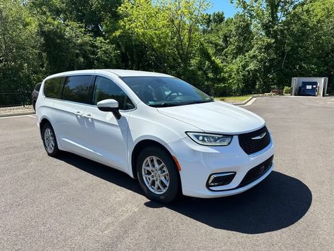 Used 2023 Chrysler Pacifica Touring-L FWD image 3