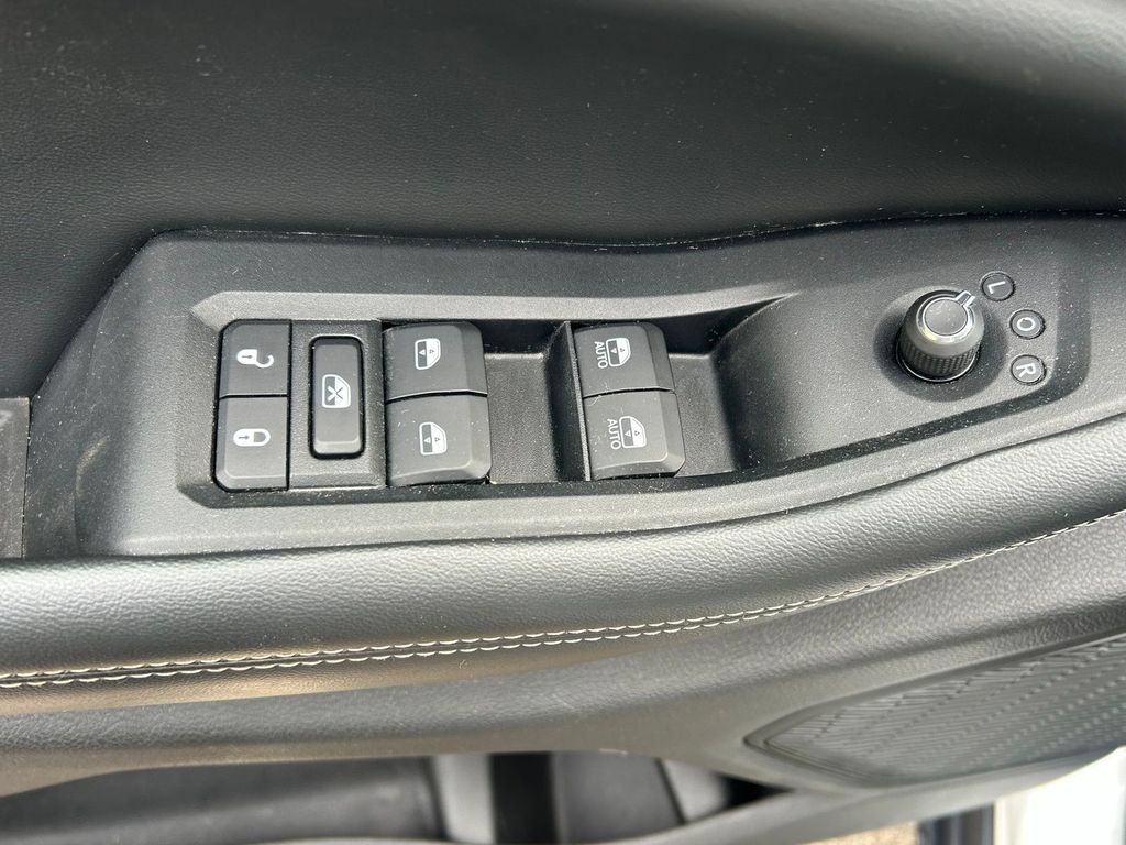 Used 2023 Jeep Grand Cherokee Laredo AWD/4WD image 14