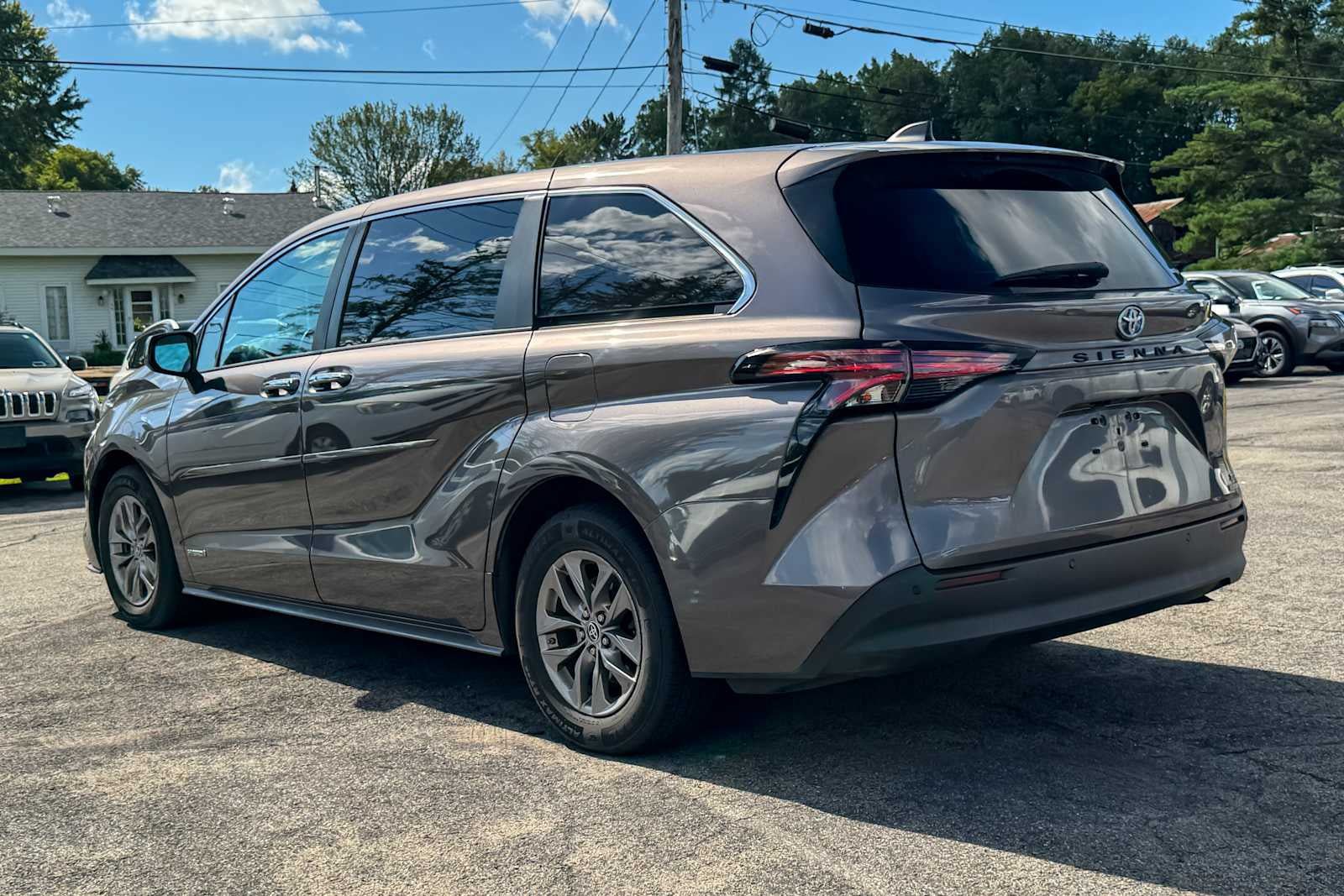 Used 2021 Toyota Sienna XLE FWD image 4