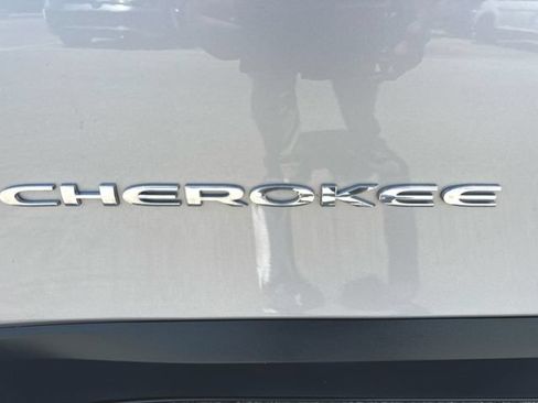 Used 2020 Jeep Cherokee Latitude Plus w/ Cold Weather Group AWD/4WD image 32