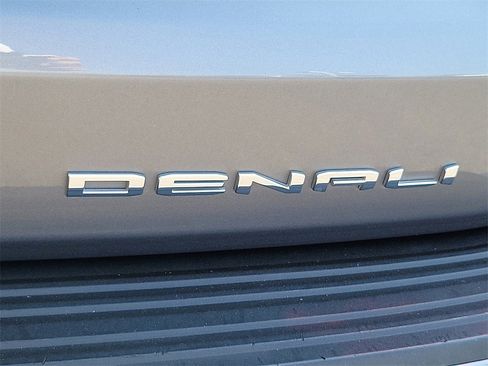 Used 2022 GMC Yukon XL Denali w/ Denali Premium Package image 26