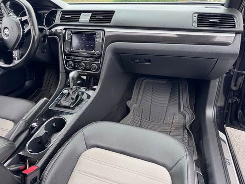 Used 2018 Volkswagen Passat 3.6 image 39