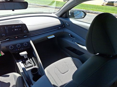 New 2025 Hyundai Elantra SE image 11