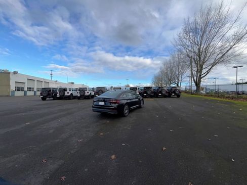 Used 2025 Volkswagen Jetta SE image 12