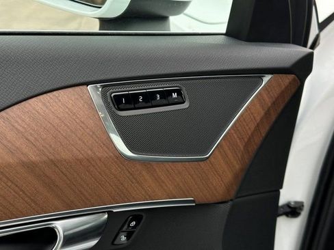 Certified 2025 Volvo XC90 T8 Plus w/ Protection Package Premier image 17