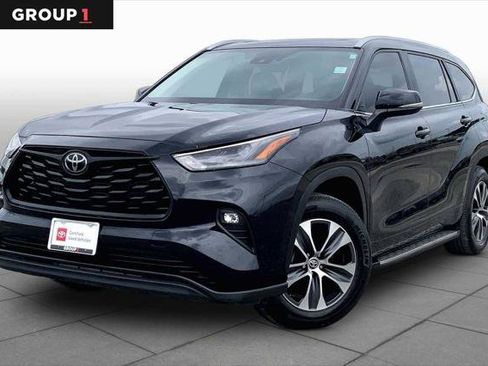 Certified 2024 Toyota Highlander XLE FWD image 1
