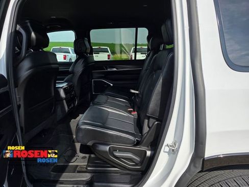 Used 2023 Jeep Wagoneer Series III w/ Preferred Equipment Group AWD/4WD image 34