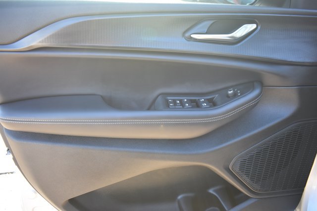 Used 2025 Jeep Grand Cherokee Laredo RWD image 12