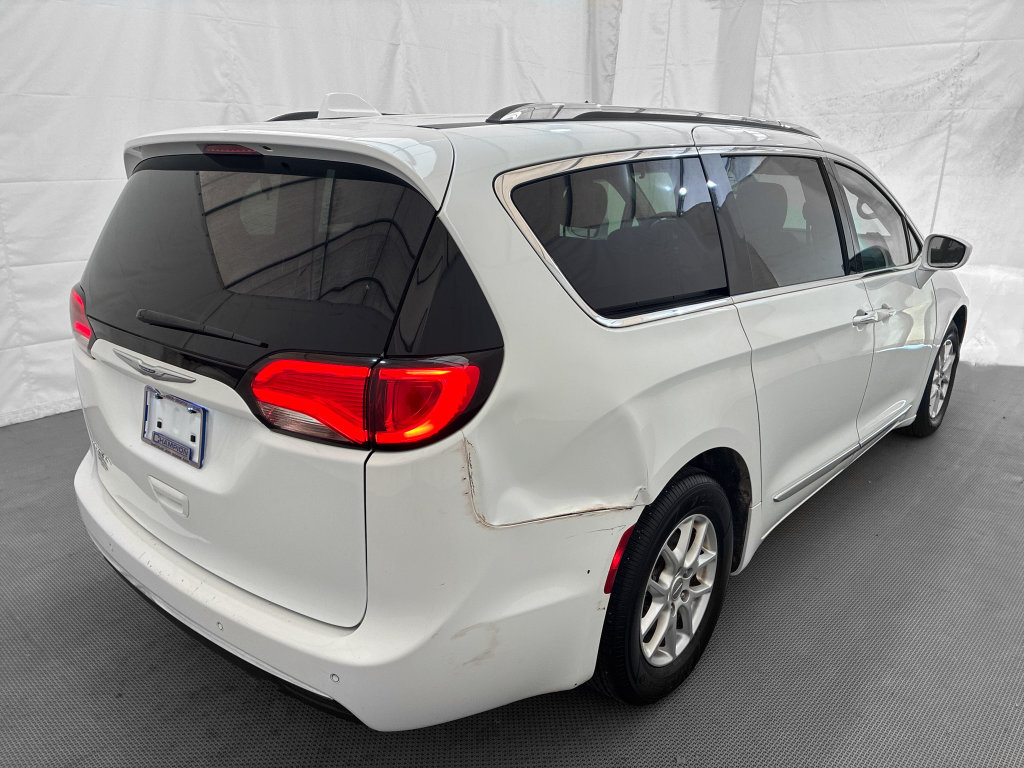 Used 2020 Chrysler Pacifica Touring-L FWD image 6