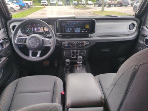Used 2025 Jeep Wrangler Unlimited Sahara w/ Safety Group AWD/4WD image 16