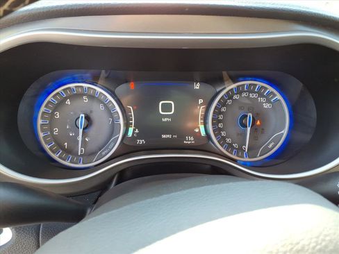 Used 2022 Chrysler Pacifica Touring-L image 17