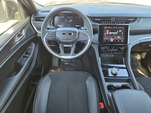 New 2025 Jeep Grand Cherokee Altitude image 10