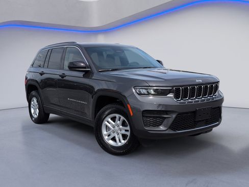 Used 2025 Jeep Grand Cherokee Laredo RWD image 2