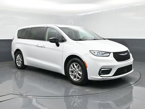 Used 2024 Chrysler Pacifica Touring-L image 2