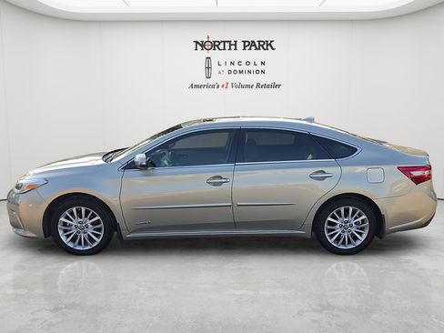 Used 2018 Toyota Avalon Limited FWD image 2