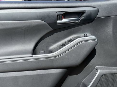 Used 2023 Toyota Highlander XLE FWD image 29
