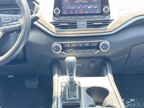 Used 2025 Nissan Altima 2.5 SV FWD image 15