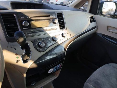 Used 2013 Toyota Sienna L image 12
