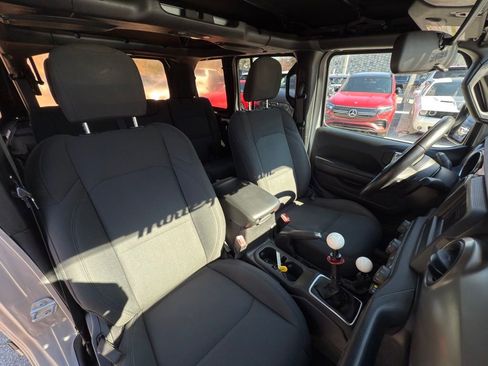 Used 2018 Jeep Wrangler Unlimited Sport S image 39