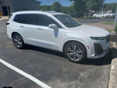 Used 2022 Cadillac XT6 Premium Luxury AWD/4WD image 2