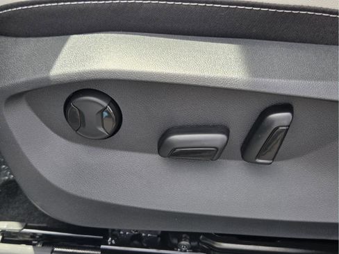 New 2026 Volkswagen Taos SE FWD image 18
