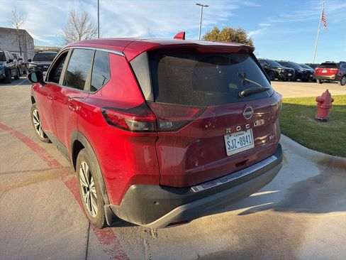Used 2023 Nissan Rogue SV image 4