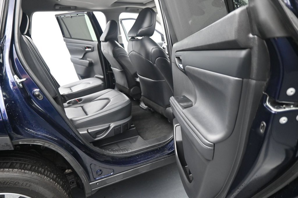 Used 2024 Toyota Highlander XLE AWD/4WD image 25