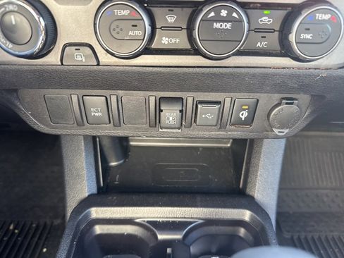 Used 2022 Toyota Tacoma TRD Off-Road image 36