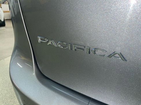 Used 2019 Chrysler Pacifica Touring-L image 32