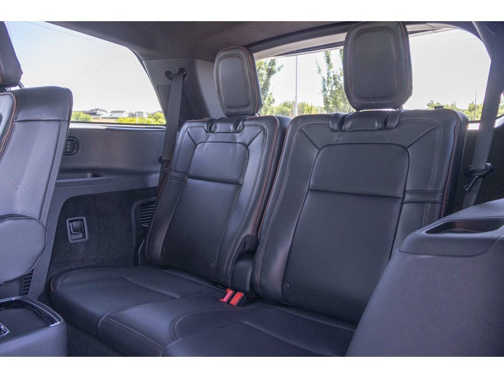 Used 2025 Lincoln Aviator Black Label w/ Jet Appearance Package AWD/4WD image 16
