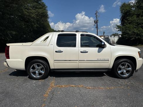 Used 2012 Chevrolet Avalanche LTZ image 8