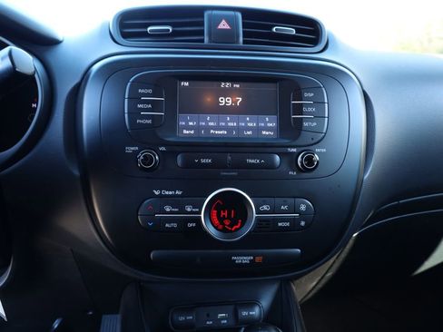 Used 2017 Kia Soul + image 6