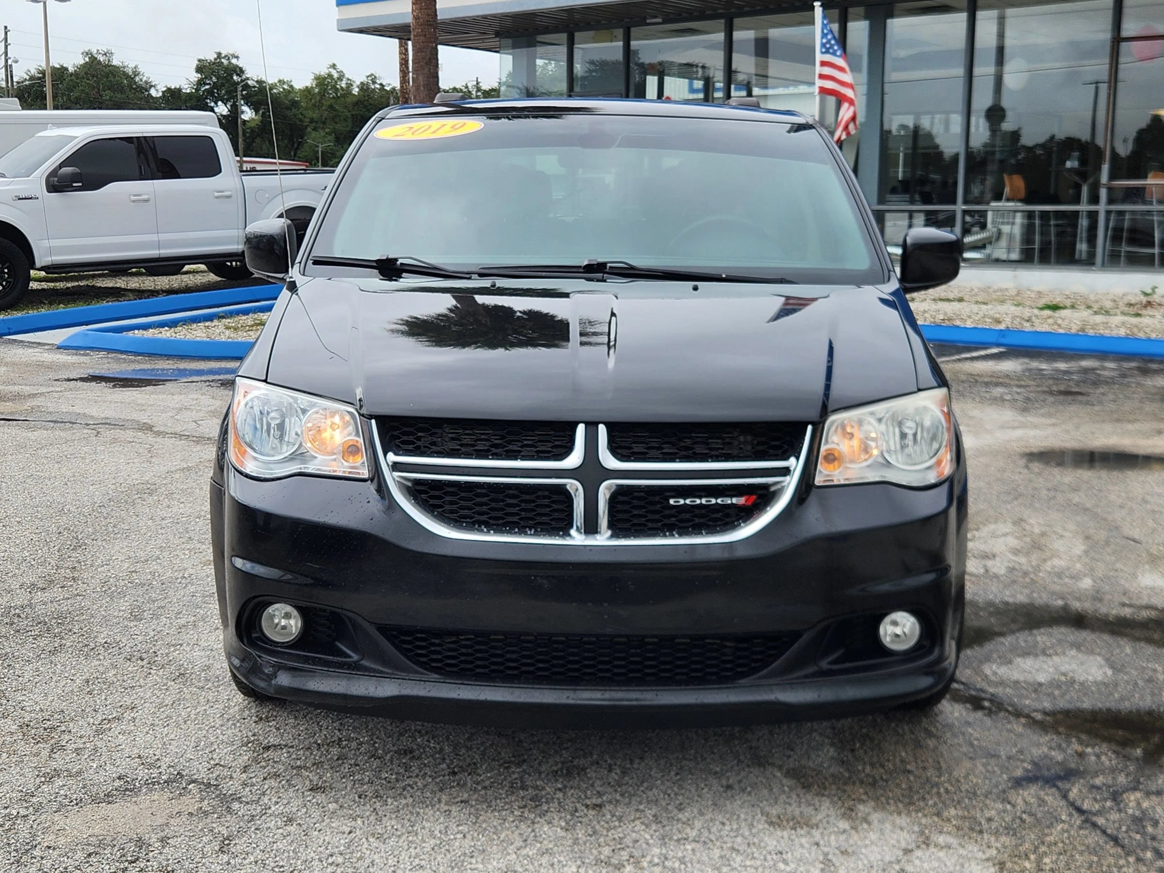 Used 2019 Dodge Grand Caravan SXT FWD image 3