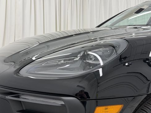 Certified 2025 Porsche Macan image 17