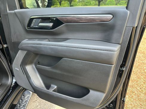 Used 2025 Chevrolet Tahoe Z71 w/ Comfort Package image 33