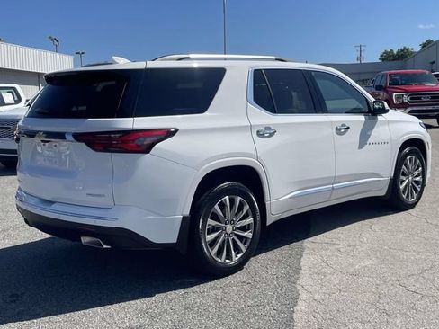 Used 2023 Chevrolet Traverse Premier FWD image 3