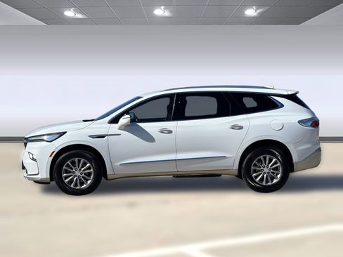 Used 2022 Buick Enclave Essence image 2