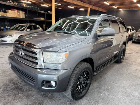 Used 2016 Toyota Sequoia SR5 w/ Premium Package AWD/4WD image 4