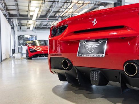 Used 2018 Ferrari 488 GTB RWD image 17