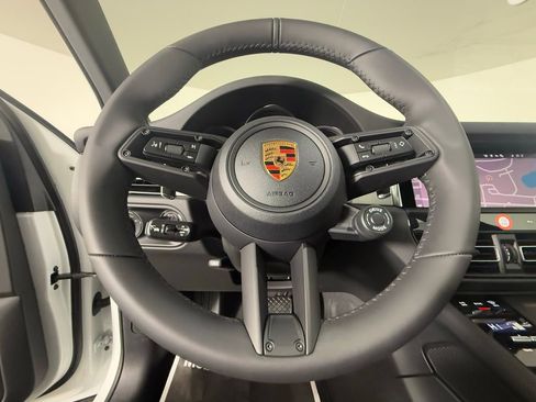 Certified 2026 Porsche Macan AWD/4WD image 36