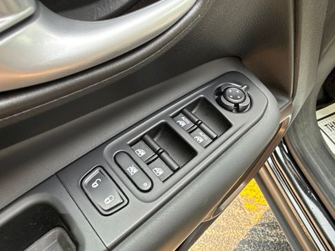 Used 2023 Jeep Renegade Latitude w/ Sun/Sound Group AWD/4WD image 19