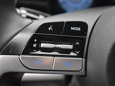 Used 2025 Hyundai Elantra Limited image 23