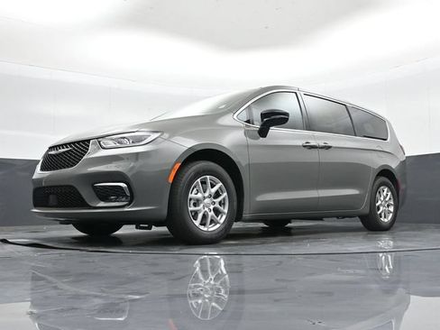 Used 2025 Chrysler Pacifica Select FWD image 45