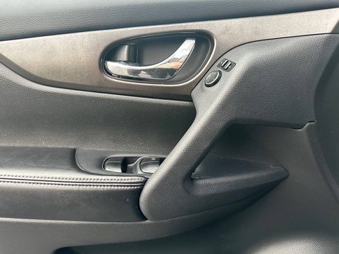 Used 2015 Nissan Rogue SV FWD image 14
