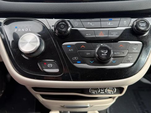 Used 2023 Chrysler Pacifica Touring-L FWD image 25