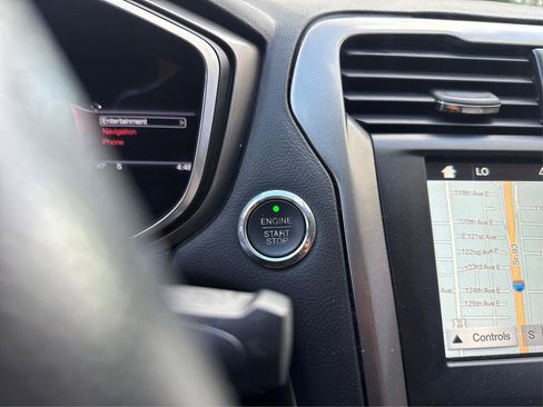 Used 2017 Ford Fusion SE w/ Fusion SE Technology Package image 26